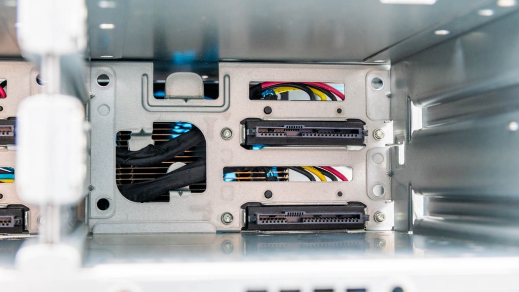 HPE-ProLiant-MicroServer-Gen11-Drive-Bay-Backplane-1.jpg