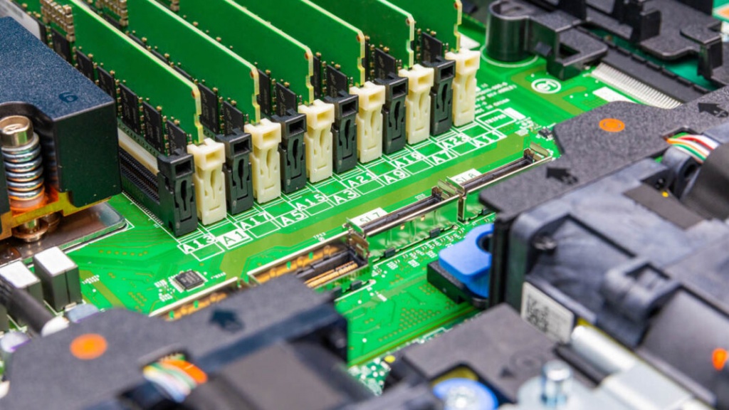 Dell-PowerEdge-R6715-Inside-4-1068x601.jpg