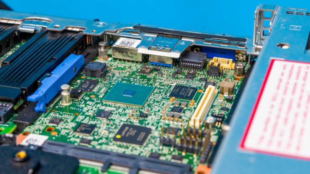Dell-PowerEdge-R6715-Riser-2-4-1068x601.jpg