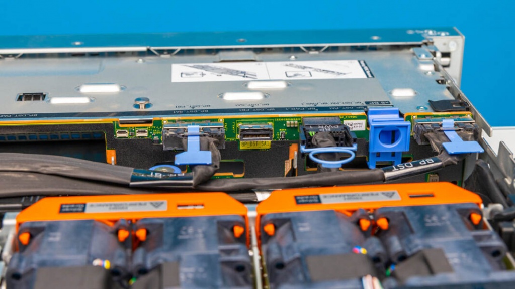 Dell-PowerEdge-R6715-Backplane-5-1068x601.jpg