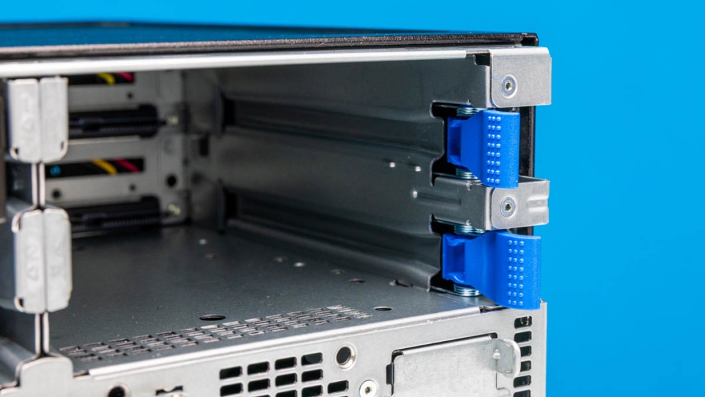 HPE-ProLiant-MicroServer-Gen11-Drive-Bay-Latch-1.jpg