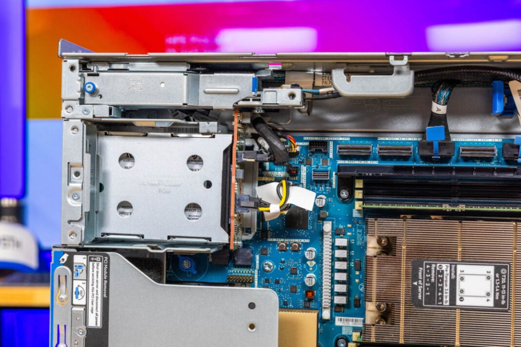 HPE-ProLiant-DL145-Gen11-Storage-Top-1068x713.jpg