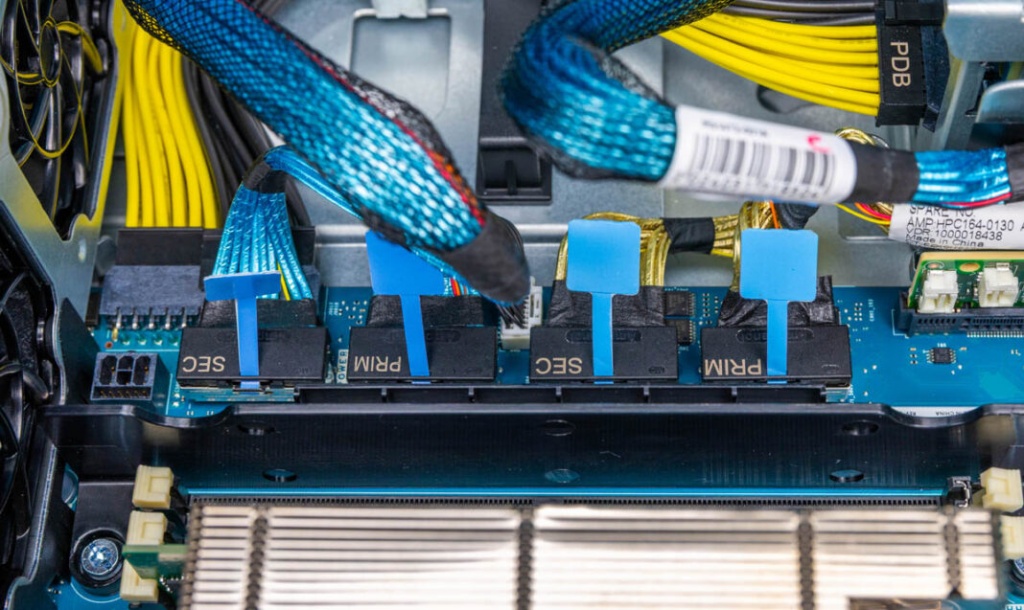 HPE-ProLiant-DL145-Gen11-MCIO-Edge-Connectors-to-Risers-1068x637.jpg