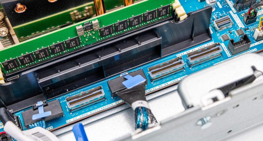 HPE-ProLiant-DL145-Gen11-MCIO-Edge-Connectors-1-1068x572.jpg