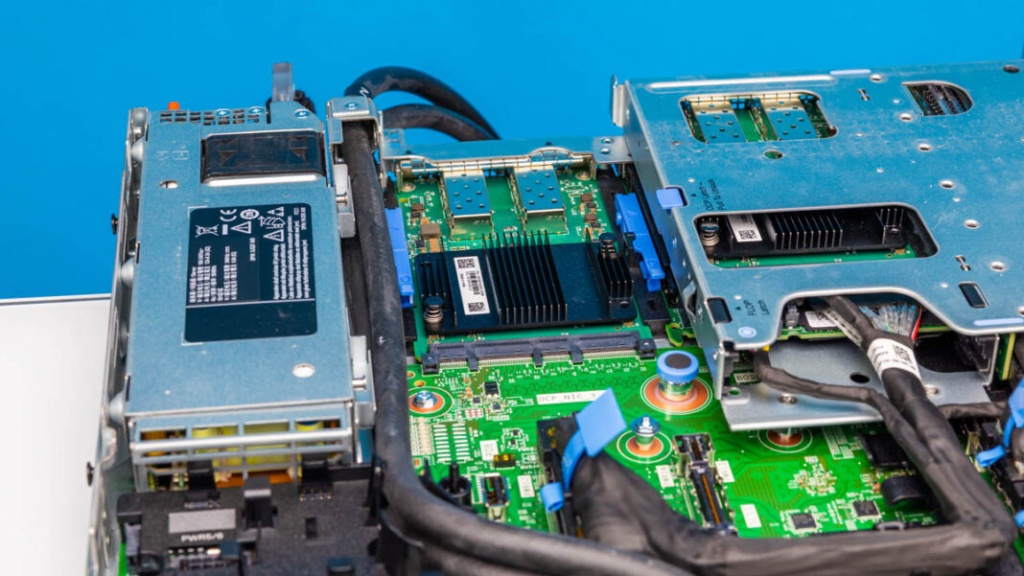 Dell-PowerEdge-R6715-Riser-4-2-1068x601.jpg